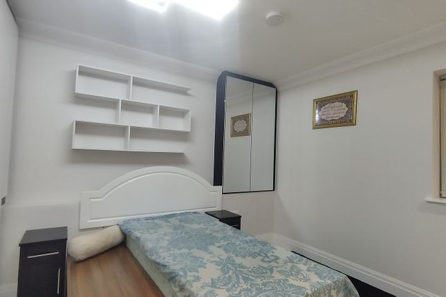 Maisonette to rent in The Mall, London