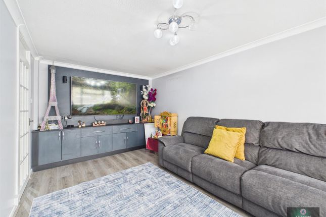 13, Dunsfold Close, Crawley photo 2