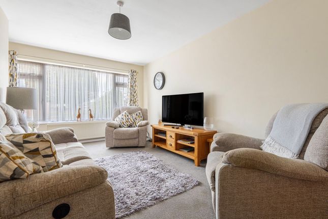 25 Meadow Way, Lowestoft photo 2