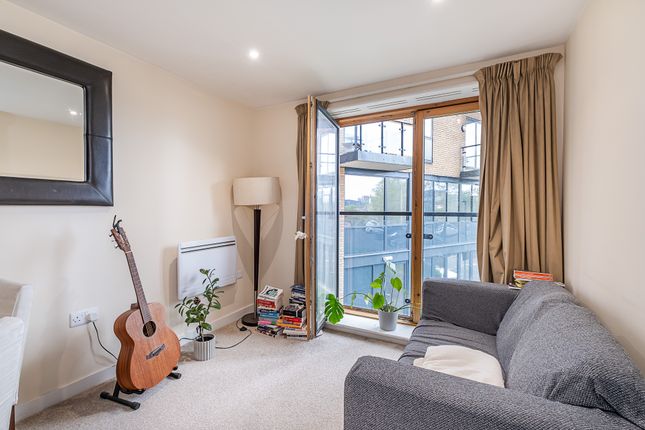 Flat 3, Reed House, 21 Durnsford Road, London photo 4