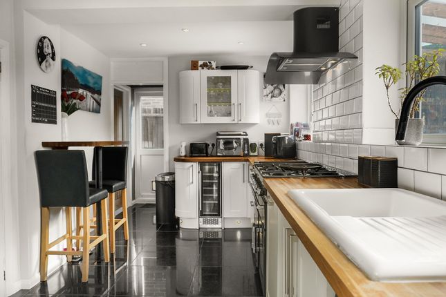 24, Mosyer Drive, London photo 5