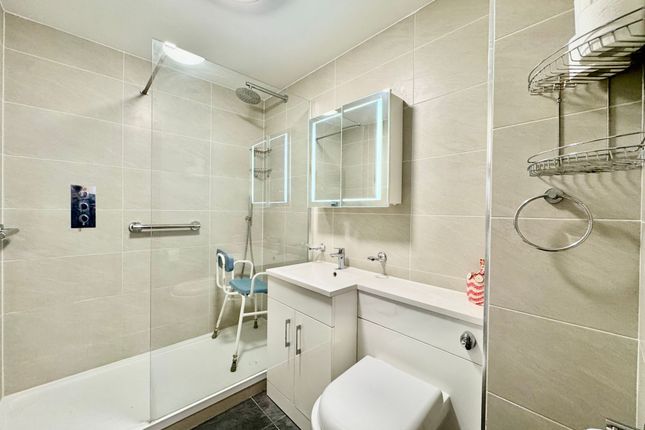 Flat 14, Eaton Court, Edgware photo 4
