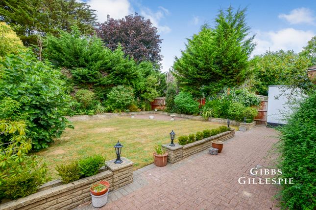 8, White Craig Close, Pinner photo 2