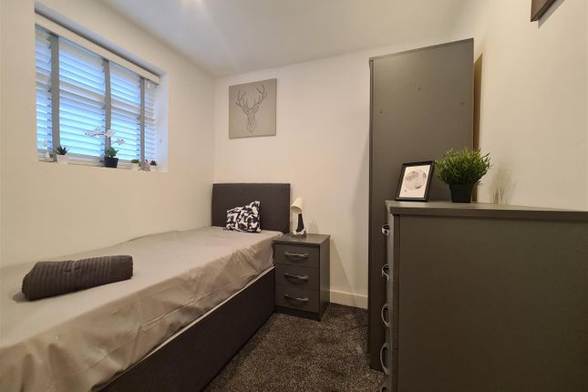 Room to rent in Bearwood Road, Smethwick, Birmingham