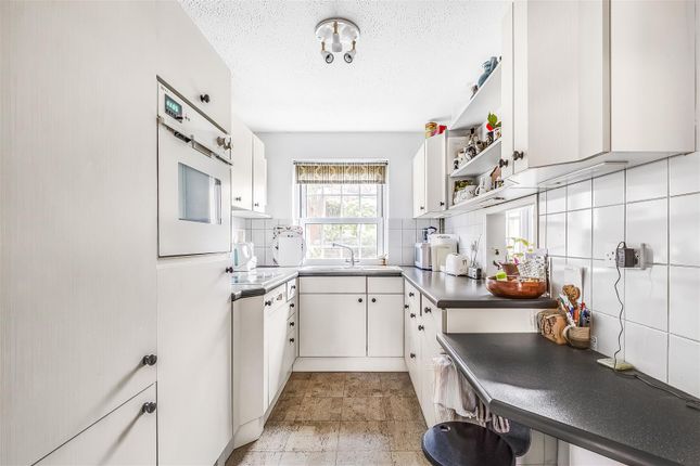 Town house for sale in Pine Grove, London