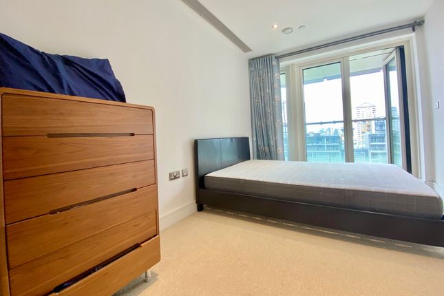 Flat to rent in Lincoln Plaza, London