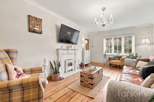 9 The Broadwalk North, Brentwood photo 2