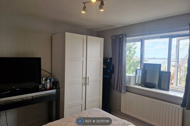 Flat, Blyth House Macarthur Close, Erith photo 3