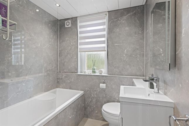 15, Eldrick Avenue, Fauldhouse photo 4