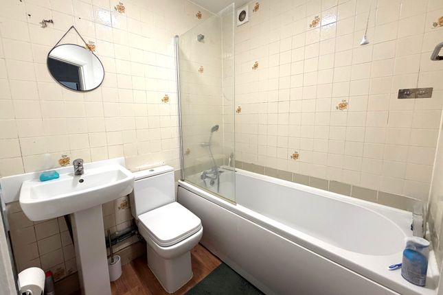 61 Victoria Road, Slough photo 5
