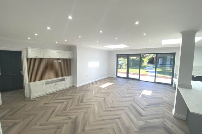 82, Chiltern Avenue, Bushey photo 3
