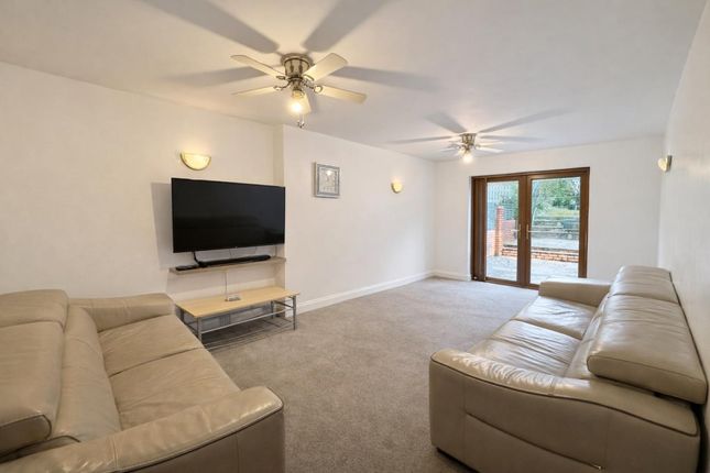 Top Floor Front Aspect - 97, Chairborough Road, High Wycombe photo 4