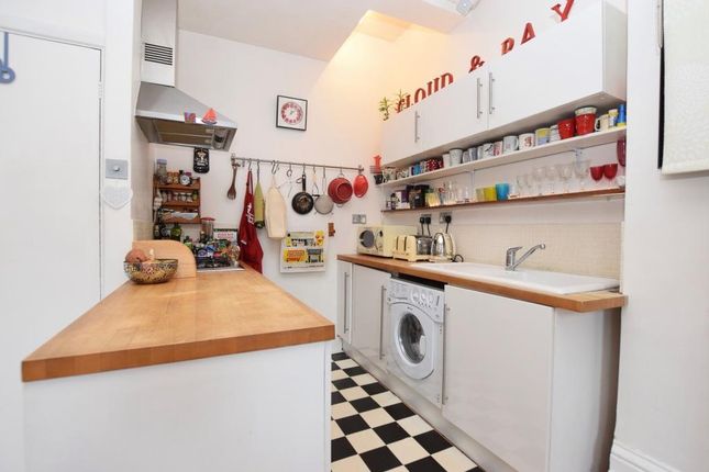 Flat to rent in Maude Road, Camberwell, London