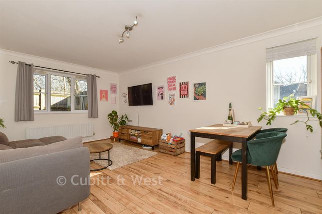 6, Roberts Way, Cranleigh photo 4