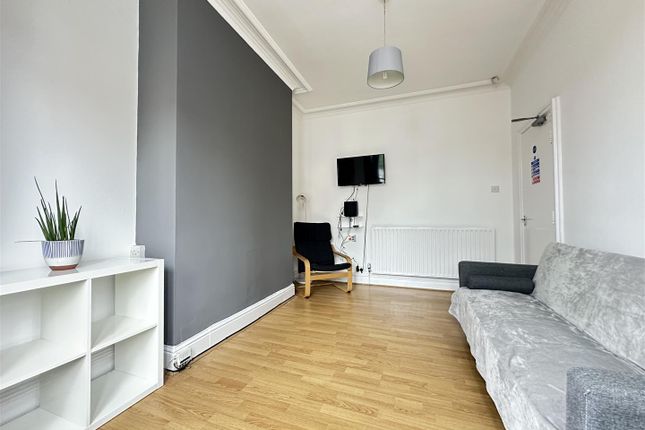 25, Hartley Crescent, Leeds photo 3