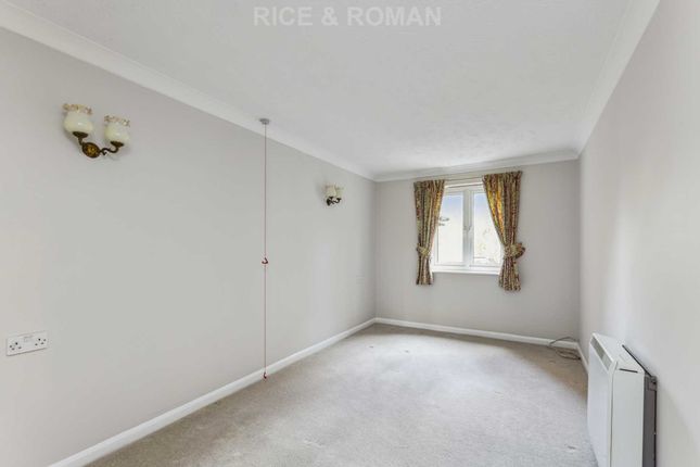 Flat for sale in Saddlers Court, Epsom