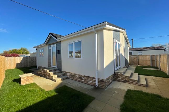 2 bed mobile/park home for sale in The Willows, Grove, Wantage OX12