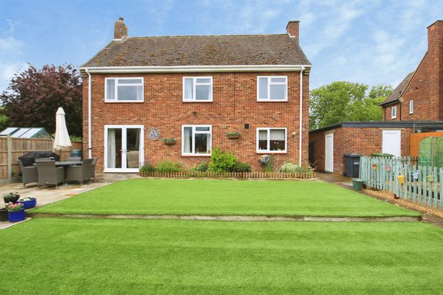 34, Valiant Square, Huntingdon photo 2