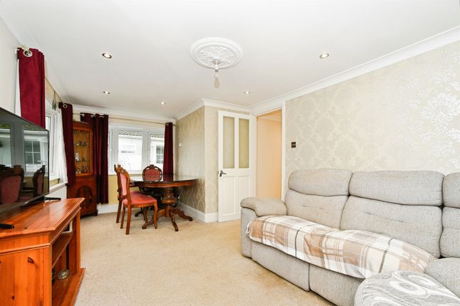 3, Cannons Drive, Lechlade photo 4
