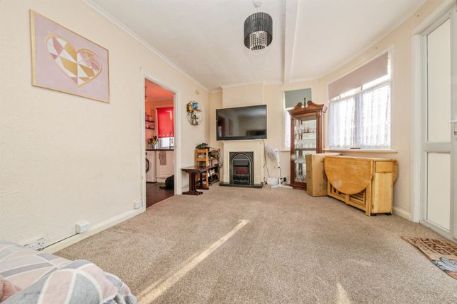 27, Crossways, Clacton-On-Sea photo 2