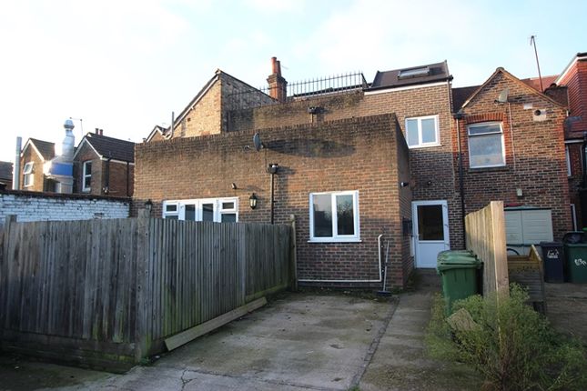 Flat to rent in Nutfield Road, Merstham