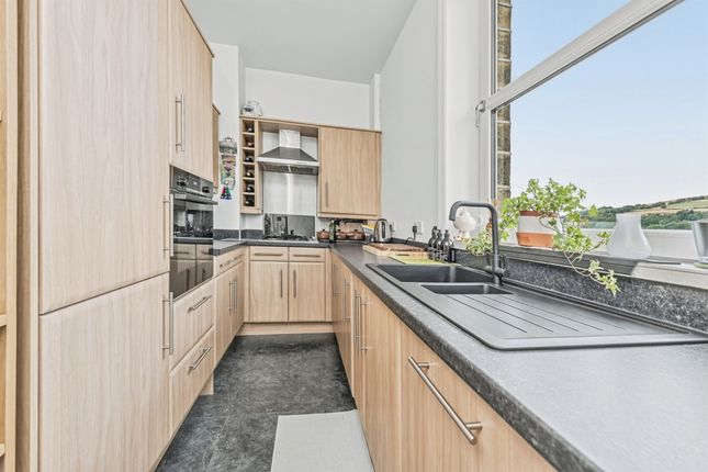 4, Royds Avenue, Huddersfield photo 4