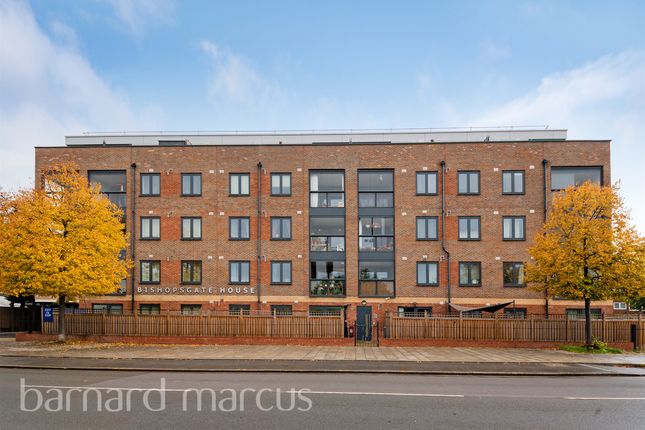 Flat for sale in Staines Road, Hounslow
