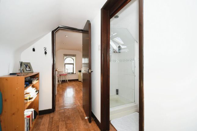 Flat 5 - Hall.Jpg