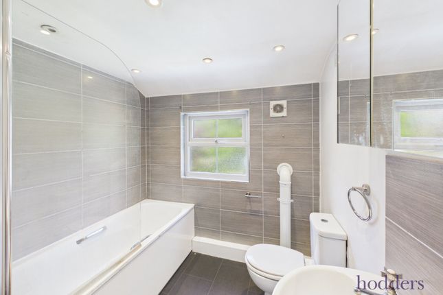 55, Chapel Park Road, Addlestone photo 4