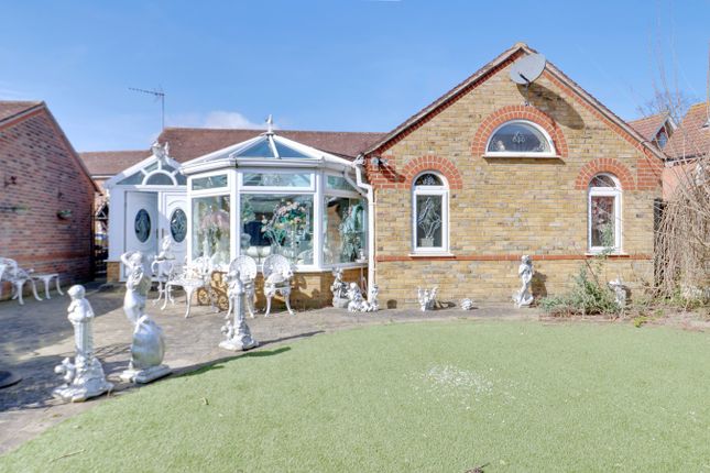 15, Birch Crescent, South Ockendon photo 2