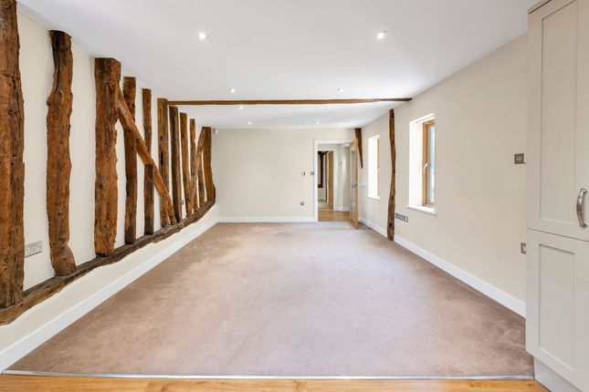 2 La Loupe Court, Royston photo 3
