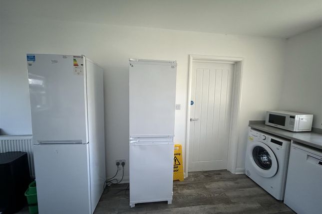 Room 2, 10, Antrobus Road, Salisbury photo 4
