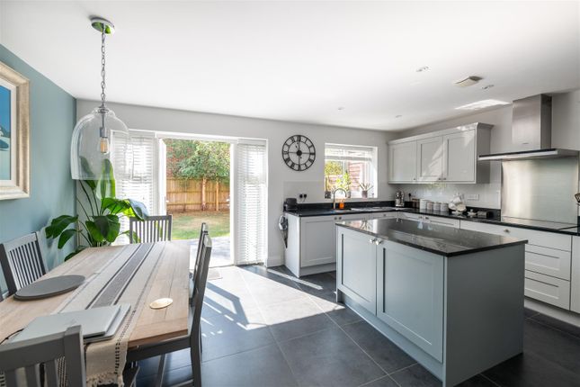 13, Wychwood Place, Crawley photo 4
