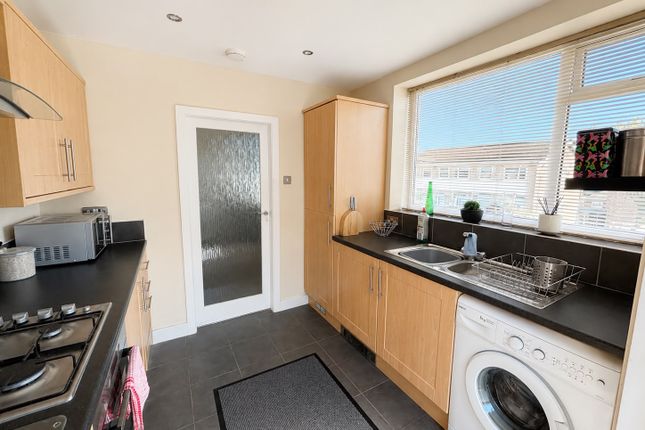 28, Deanwood Crescent, Bradford photo 2