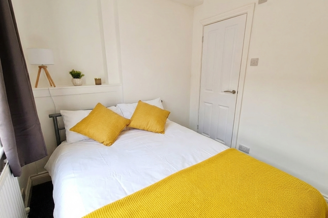 Room 1, 50 College Street, Grantham photo 2