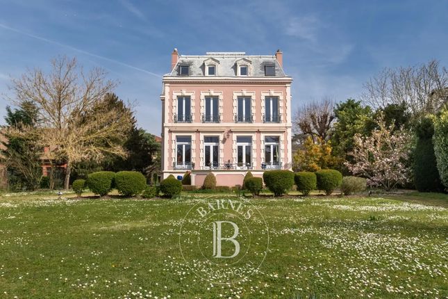 Detached house for sale in Croissy-Sur-Seine, 78290, France