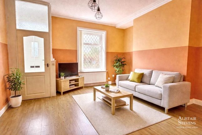 21, Rhodes Hill, Oldham photo 2