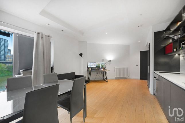 Flat for sale in Botanic Square, London