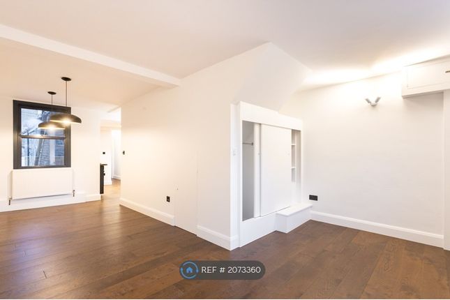 Flat to rent in Clarence Road, London