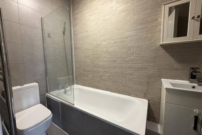 Flat C, 2-8, Winchester Road, Chingford photo 3