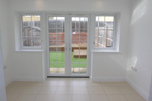 6, Jersey Close, Woking photo 3