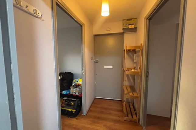 Flat, 20, Porter Close, Grays photo 5