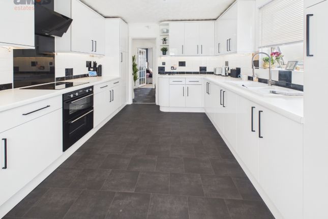 21 Rosslyn Road, Hockley, Essex photo 2