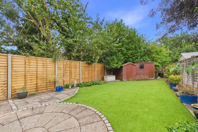 19, Redford Close, Middlesex photo 3