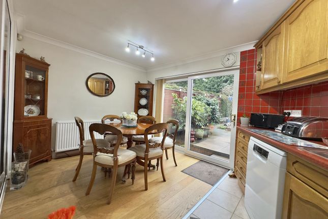 12, Alandale Drive, Leeds photo 4