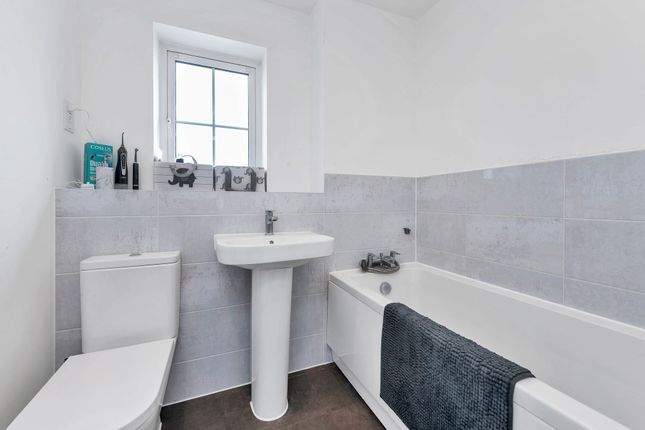 56 Larch Way, Bury St. Edmunds photo 4