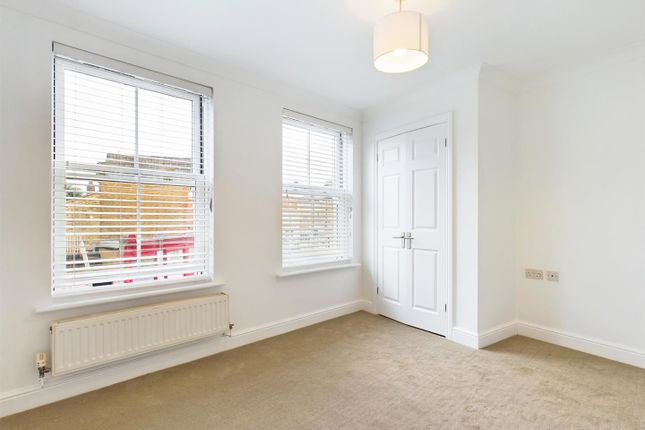Flat 11 The New Inn Court, 54,, Matham Road, Hampton Court photo 4