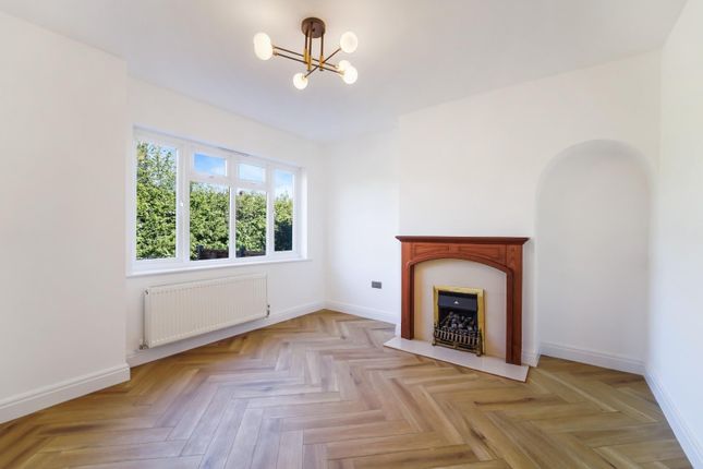 9, The Hawthorns, Ewell Village photo 2