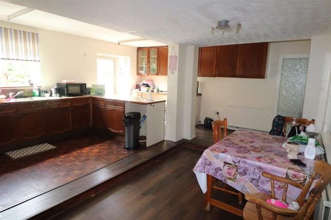 29, Colham Avenue, Yiewsley photo 3