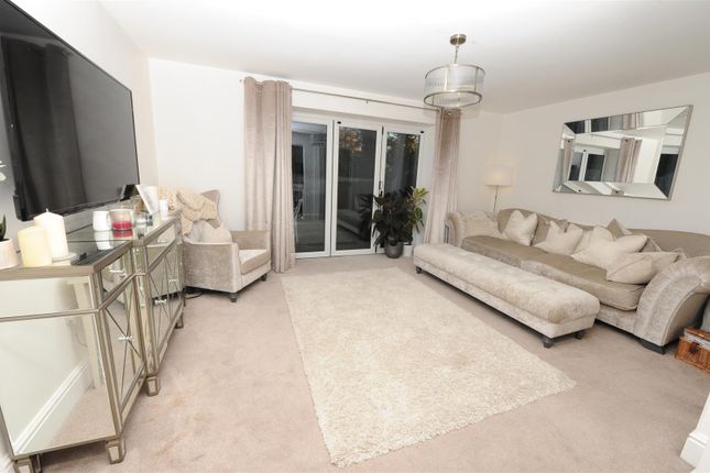 141, Cleckheaton Road, Bradford photo 5